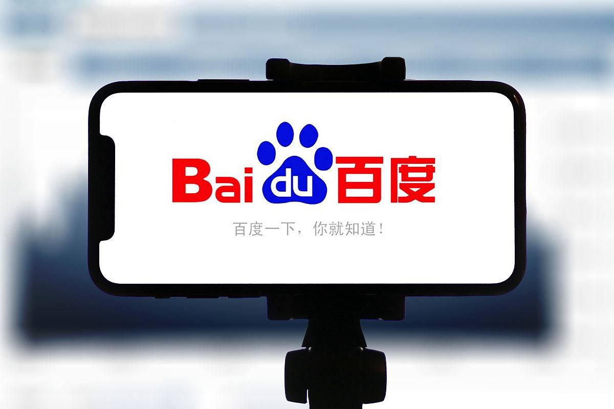 年轻情侣忘情接吻险从扶梯摔下